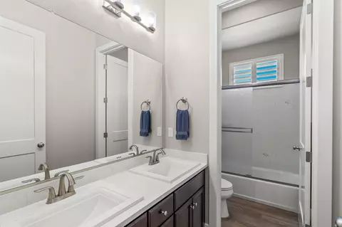 Bath - 2505 Chrysler Ave, Manteca, CA 95337 photo 4 of 4