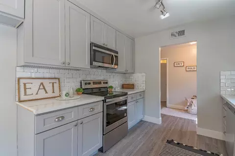 Kitchen - 6200 Green Valley Rd, Placerville, CA 95667 photo 2 of 5