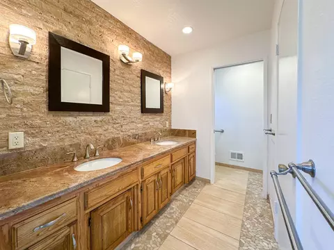 Bath - 3925 Crocus Dr, Modesto, CA 95356 photo 1 of 5