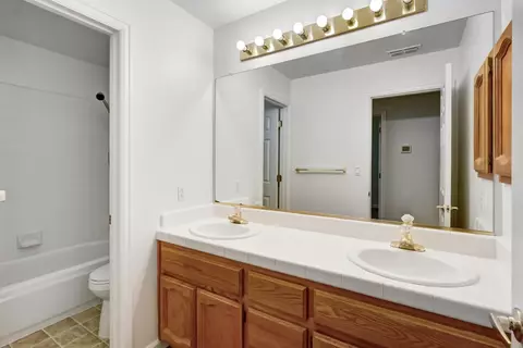 Bath - 2942 Ponteverde Ln, Davis, CA 95618 photo 3 of 5