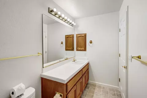 Bath - 2942 Ponteverde Ln, Davis, CA 95618 photo 5 of 5