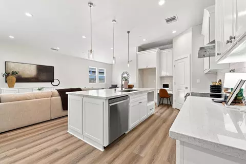 Kitchen - 5027 Engle Rd, Carmichael, CA 95608 photo 5 of 10