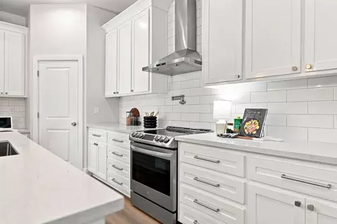 Kitchen - 5027 Engle Rd, Carmichael, CA 95608 photo 7 of 10