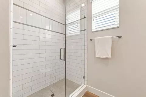 Bath - 5027 Engle Rd, Carmichael, CA 95608 photo 2 of 10