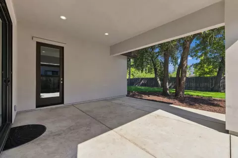 Exterior - 5027 Engle Rd, Carmichael, CA 95608 photo 5 of 11