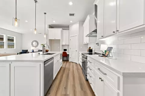 Kitchen - 5027 Engle Rd, Carmichael, CA 95608 photo 6 of 10