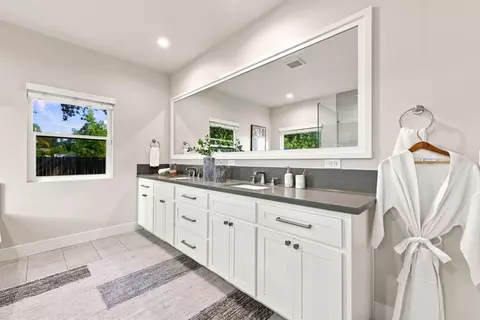 Bath - 5027 Engle Rd, Carmichael, CA 95608 photo 7 of 10