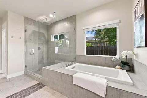 Bath - 5027 Engle Rd, Carmichael, CA 95608 photo 9 of 10