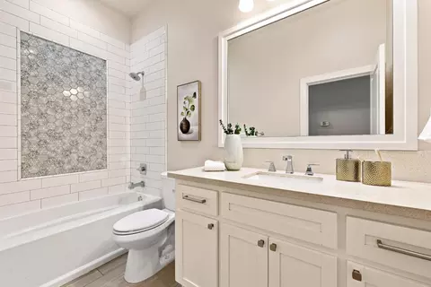 Bath - 5027 Engle Rd, Carmichael, CA 95608 photo 4 of 10