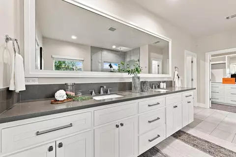 Bath - 5027 Engle Rd, Carmichael, CA 95608 photo 8 of 10