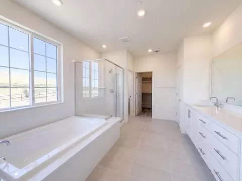 Bath - 5860 Placer Dr, Tracy, CA 95377 photo 2 of 3