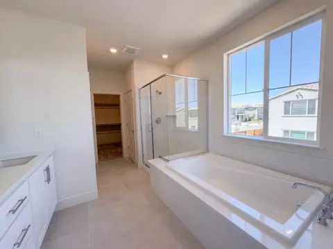 Bath - 5699 Kusnick Ave, Tracy, CA 95377 photo 6 of 10