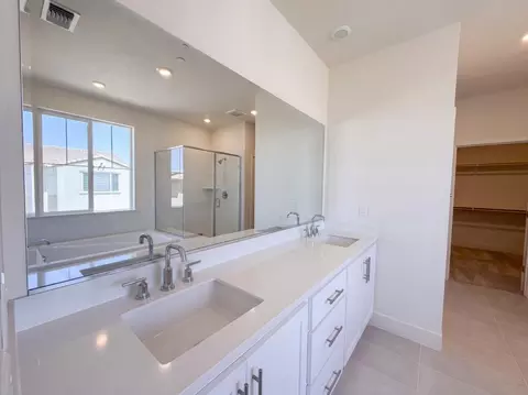 Bath - 5699 Kusnick Ave, Tracy, CA 95377 photo 5 of 10
