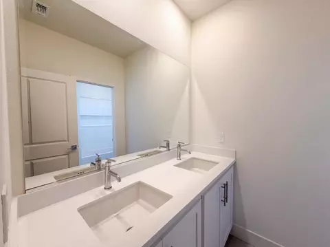 Bath - 5699 Kusnick Ave, Tracy, CA 95377 photo 8 of 10