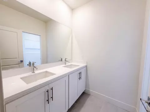 Bath - 5699 Kusnick Ave, Tracy, CA 95377 photo 9 of 10