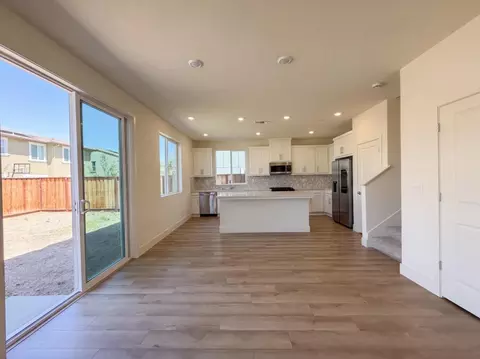 Living - 5699 Kusnick Ave, Tracy, CA 95377 photo 6 of 8