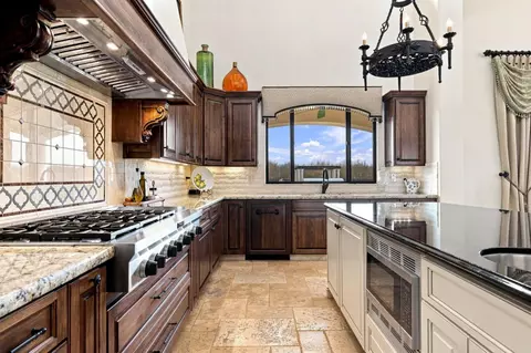Kitchen - 9250 Orr Rd, Galt, CA 95632 photo 9 of 10
