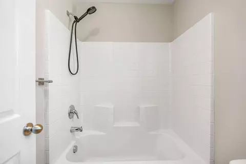 Bath - 7462 Wren Dr, Winton, CA 95388 photo 3 of 3