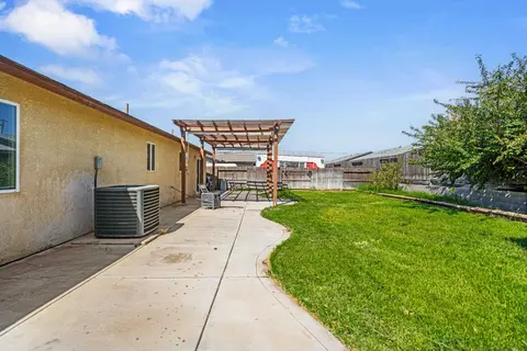 Exterior - 7462 Wren Dr, Winton, CA 95388 photo 6 of 7