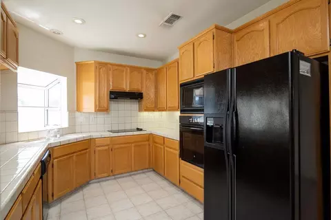 Kitchen - 1500 Scenic Dr #23, Modesto, CA 95355 photo 1 of 4