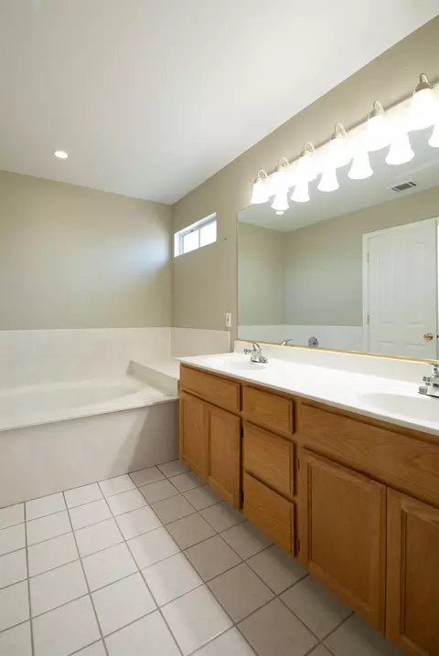 Bath - 1500 Scenic Dr #23, Modesto, CA 95355 photo 4 of 6