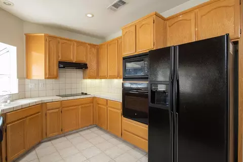 Kitchen - 1500 Scenic Dr #23, Modesto, CA 95355 photo 3 of 4