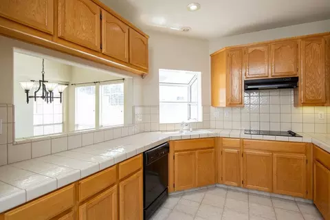 Kitchen - 1500 Scenic Dr #23, Modesto, CA 95355 photo 2 of 4