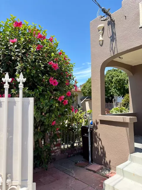 1049 104th Ave, Oakland, CA 94603