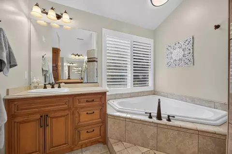 Bath - 2690 Taylor Rd, Penryn, CA 95663 photo 2 of 5
