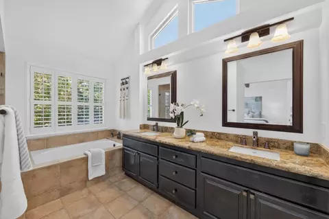 Bath - 157 Raleigh Ct, Hercules, CA 94547 photo 3 of 10