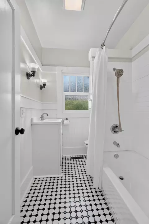 Bath - 14 S Rose St, Lodi, CA 95240 photo 2 of 5
