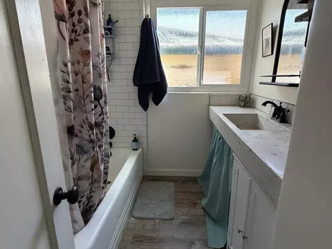 Bath - 409 Severin Ave, Modesto, CA 95354 photo 1 of 5