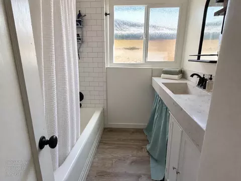 Bath - 409 Severin Ave, Modesto, CA 95354 photo 2 of 5