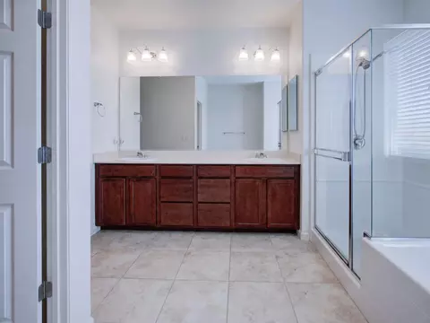 Bath - 9666 Cabernet Ct, Patterson, CA 95363 photo 6 of 6