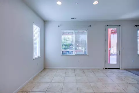 Living - 9666 Cabernet Ct, Patterson, CA 95363 photo 6 of 8