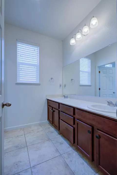Bath - 9666 Cabernet Ct, Patterson, CA 95363 photo 3 of 6
