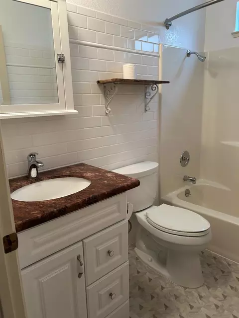 Bath - 17151 Mountain View Dr, Applegate, CA 95703 photo 3 of 3