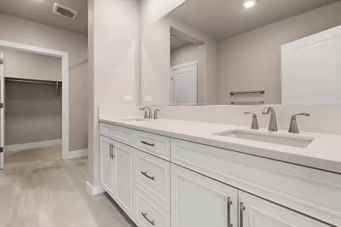 Bath - 1661 Spring St #444, Davis, CA 95616 photo 1 of 5