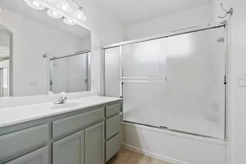 Bath - 1650 Solaro Way, Manteca, CA 95336 photo 1 of 3