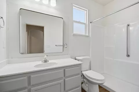 Bath - 1650 Solaro Way, Manteca, CA 95336 photo 2 of 3