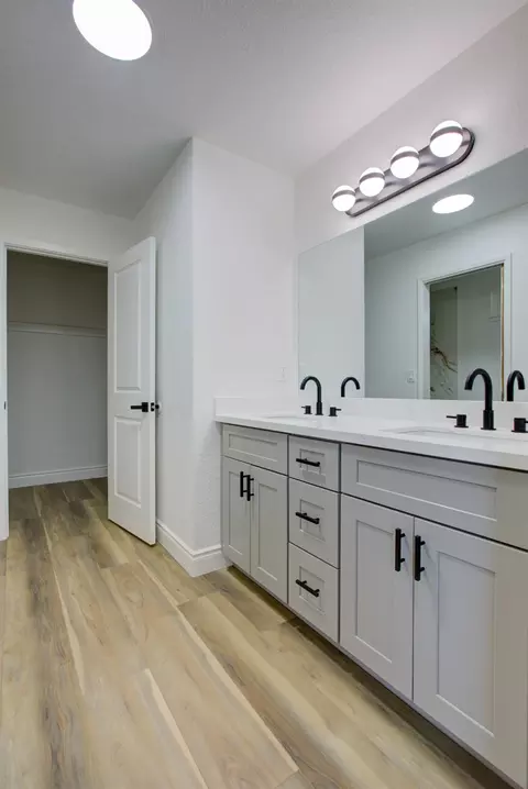 Bath - 785 Fullerton Dr, Turlock, CA 95382 photo 5 of 7