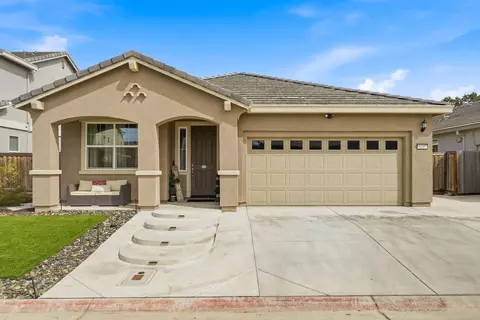 8237 Loyal Dr, Sacramento, CA 95829