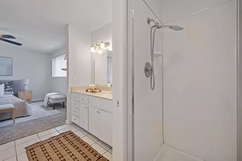 Bath - 6139 Via Casitas, Carmichael, CA 95608 photo 3 of 4