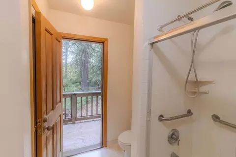 Bath - 13075 Heigen Ct, Grass Valley, CA 95945 photo 2 of 4