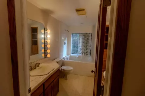 Bath - 13075 Heigen Ct, Grass Valley, CA 95945 photo 3 of 4