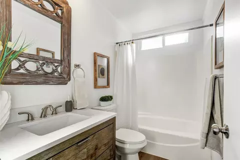 Bath - 3310 Monte Vista Ave, Davis, CA 95618 photo 2 of 4