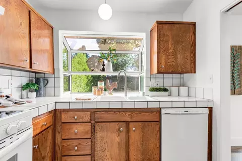 Kitchen - 3310 Monte Vista Ave, Davis, CA 95618 photo 3 of 4