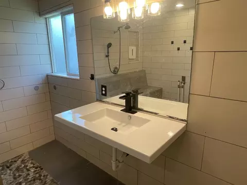 Bath - 549 Victory Ave, Manteca, CA 95336 photo 2 of 4