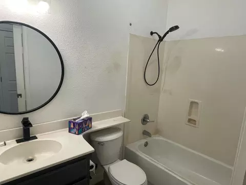 Bath - 549 Victory Ave, Manteca, CA 95336 photo 4 of 4