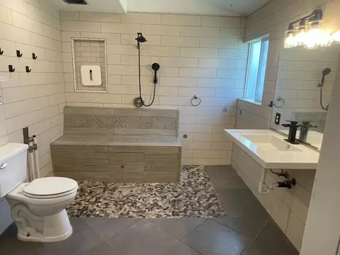 Bath - 549 Victory Ave, Manteca, CA 95336 photo 1 of 4